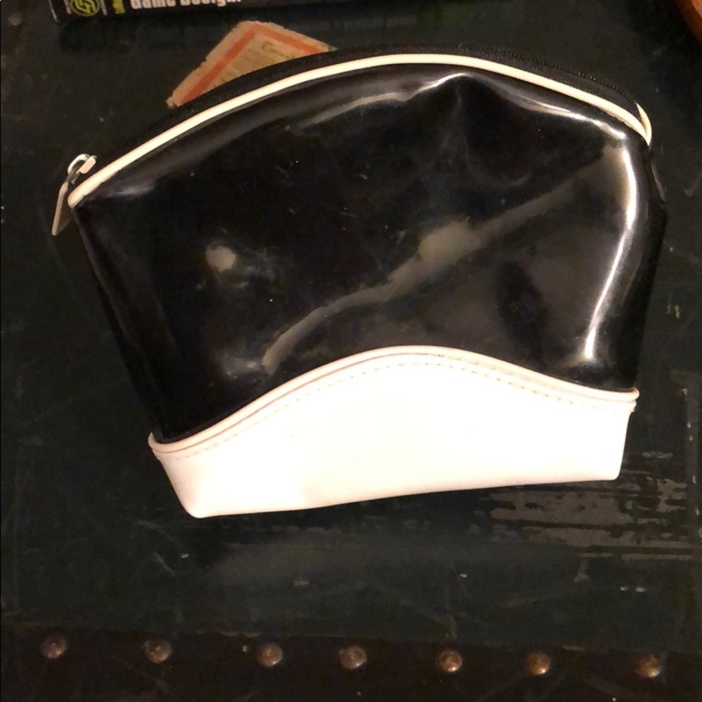 🍀 4 for $15! Elizabeth Arden Patent Make Up Bag